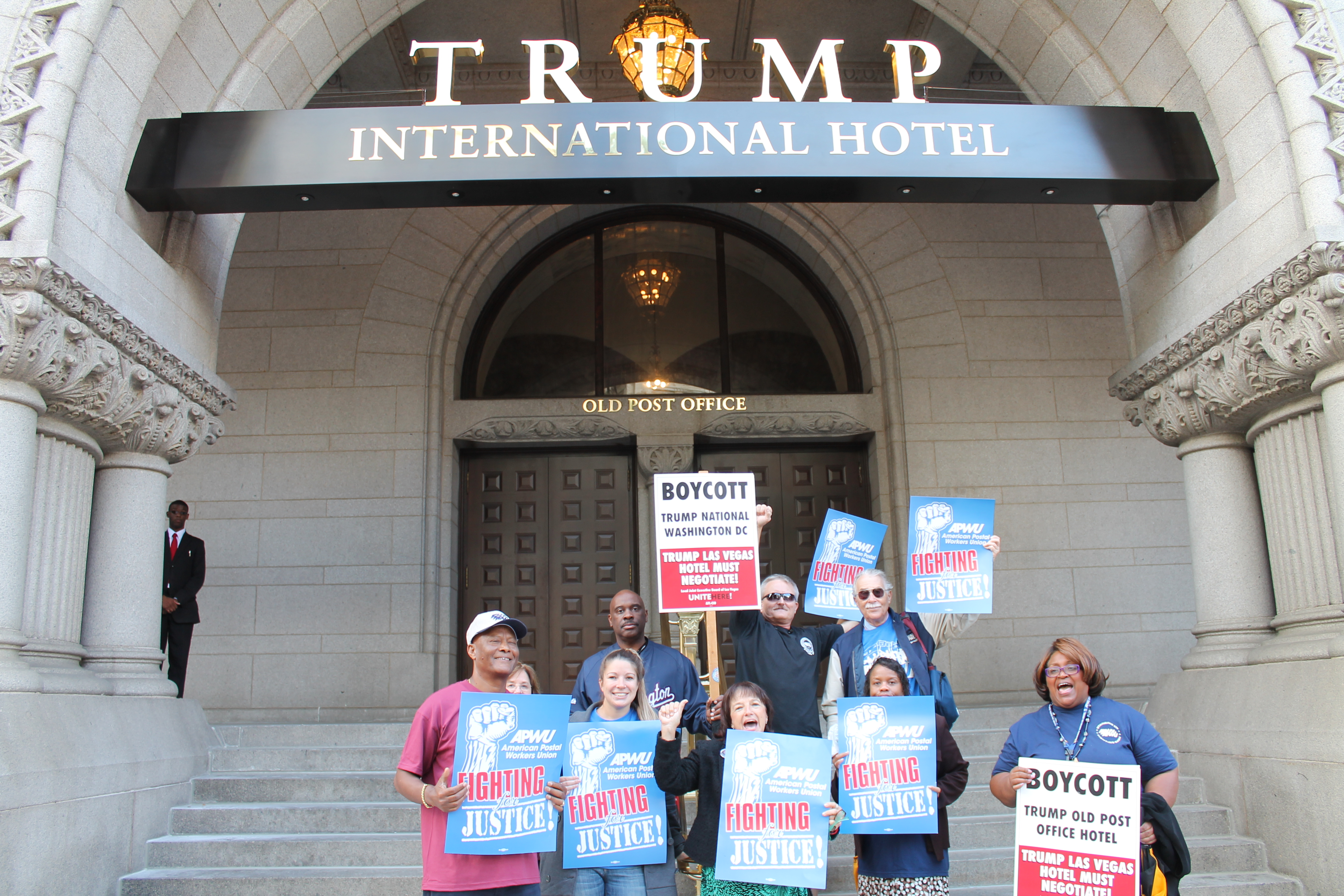 APWU Joins Picket Line Supporting Las Vegas Hotel Workers